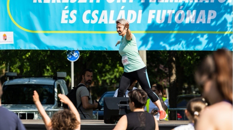 Nóri bemelegítést tart